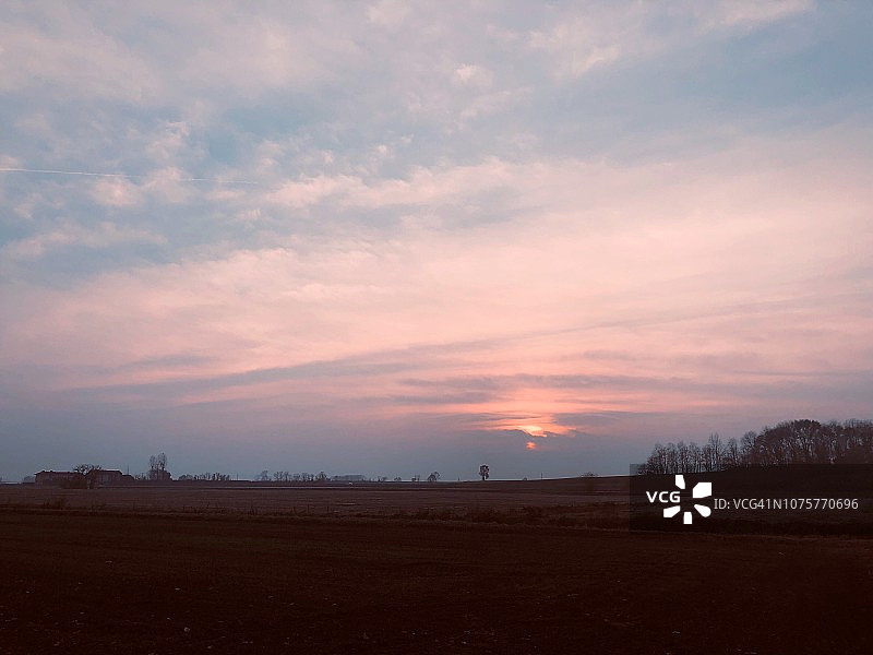 意大利秋日日落景观，诺瓦拉省图片素材