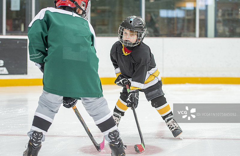 男孩们打冰球图片素材