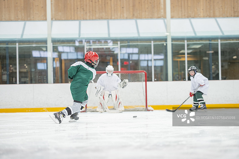 一起玩曲棍球图片素材