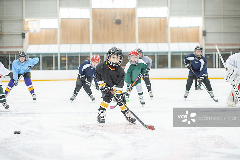 孩子们在玩曲棍球图片素材