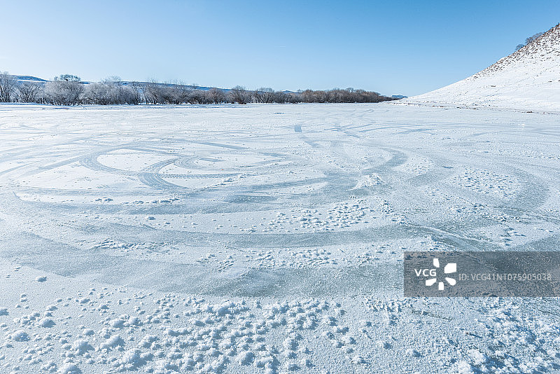 穿过厚冰层的车辆轨迹，蓝天图片素材