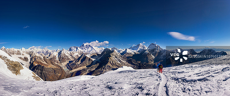 登山者从尼泊尔梅拉峰顶峰向下走图片素材