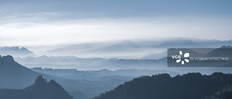 群山在晨雾中图片素材