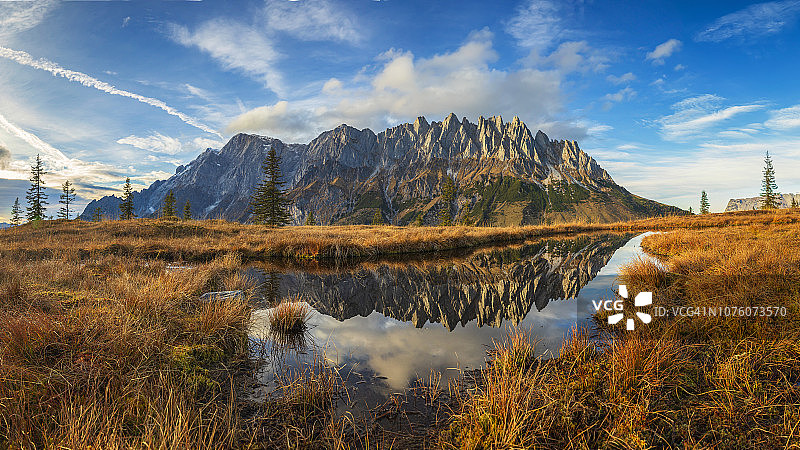 阿尔卑斯山的秋天：倒映在湖中的霍赫克尼格山全景图片素材