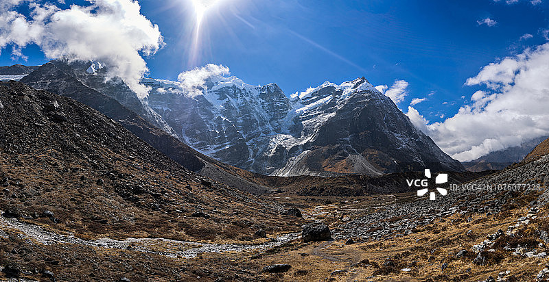 从前往梅拉峰的徒步路上观看喜马拉雅山脉全景，尼泊尔图片素材
