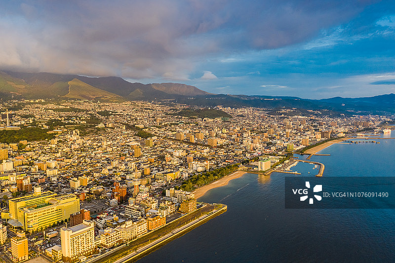 无人机拍摄的别府城市日落航拍全景图片素材