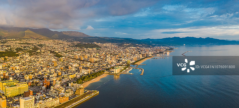 无人机拍摄的别府城市日落航拍全景图片素材