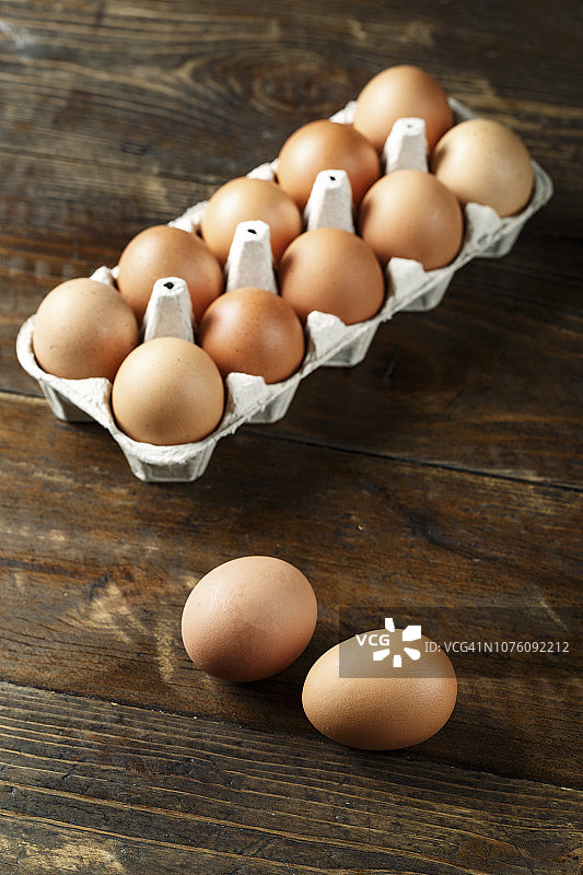 木质背景上的纸托鸡蛋图片素材
