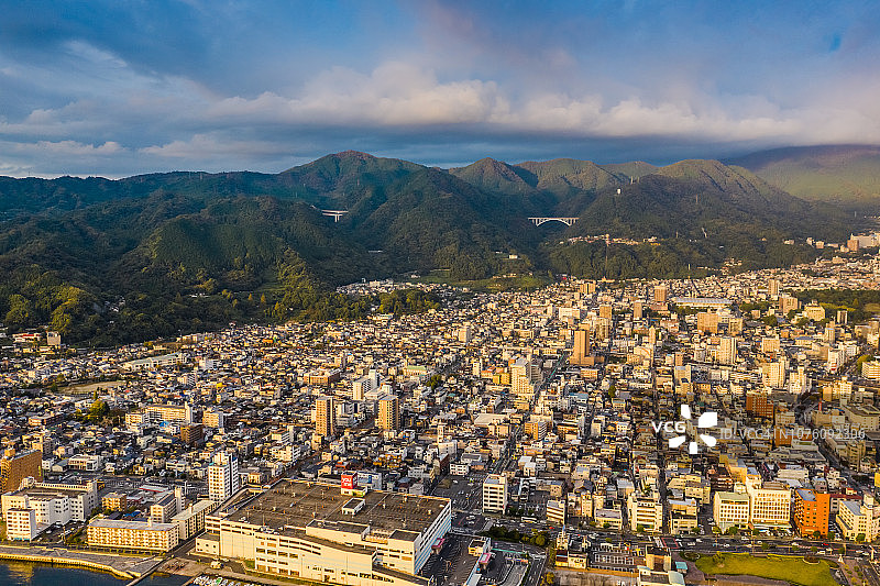 无人机拍摄的别府城市日落航拍全景图片素材