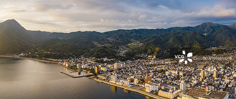 无人机拍摄的别府城市日落航拍全景图片素材
