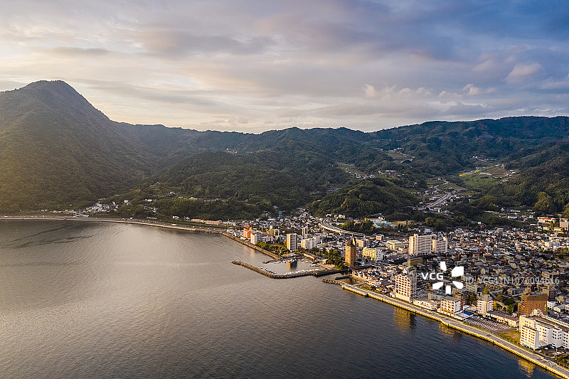 无人机拍摄的别府城市日落航拍全景图片素材