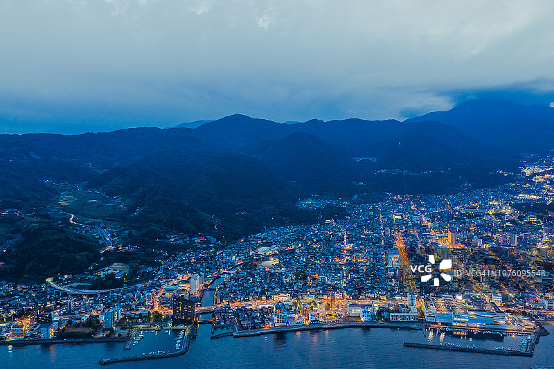 无人机拍摄的别府城市日落航拍全景图片素材