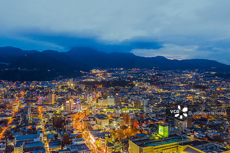 无人机拍摄的别府城市日落航拍全景图片素材