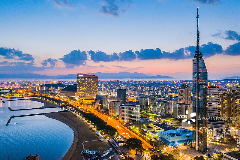 福冈塔无人机航拍日落全景，位于日本福冈县百道海滩图片素材