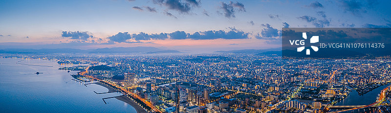 福冈塔无人机航拍日落全景，位于日本福冈县百道海滩图片素材