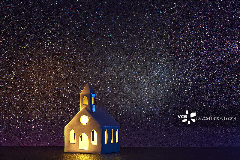 乡村小屋上方夜空的星星图片素材