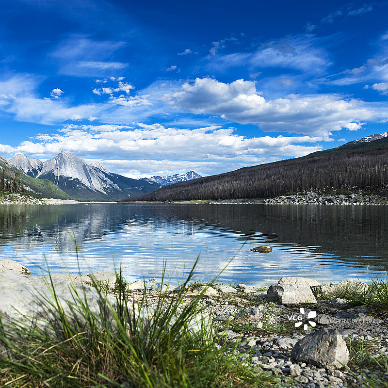 加拿大落基山脉贾斯珀国家公园的医疗湖，艾伯塔省，加拿大图片素材
