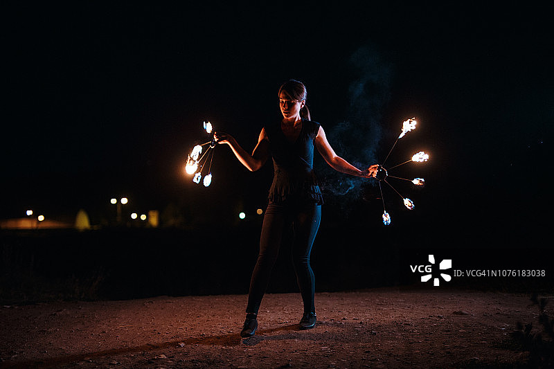 夜晚的火焰舞者图片素材