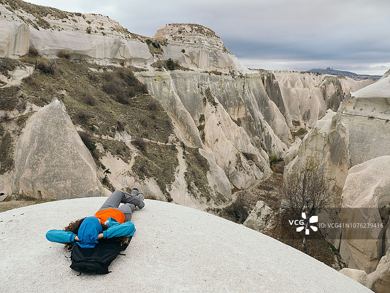土耳其卡帕多奇亚格雷梅的红色玫瑰谷中的年轻女孩图片素材