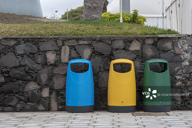 石墙边的回收箱图片素材