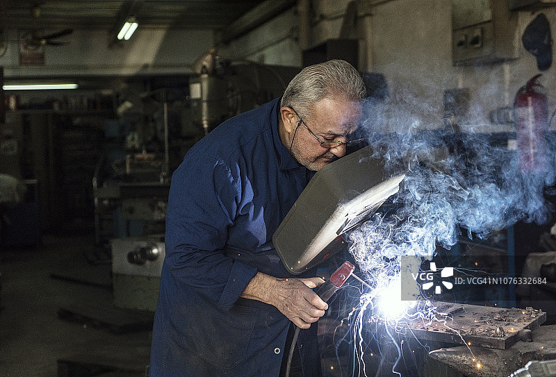 车床技工正在工作图片素材