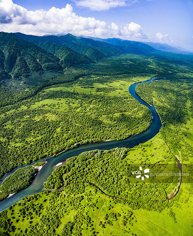 俄罗斯堪察加半岛丘陵森林景观中的蜿蜒河流鸟瞰图图片素材