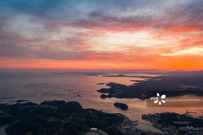 日落时分无人机拍摄的平户鸟瞰图片素材