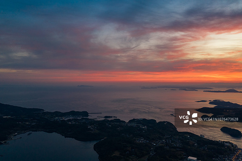 日落时分无人机拍摄的平户鸟瞰图片素材