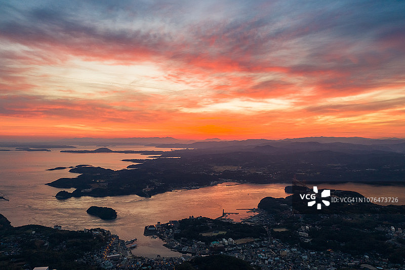 日落时分无人机拍摄的平户鸟瞰图片素材
