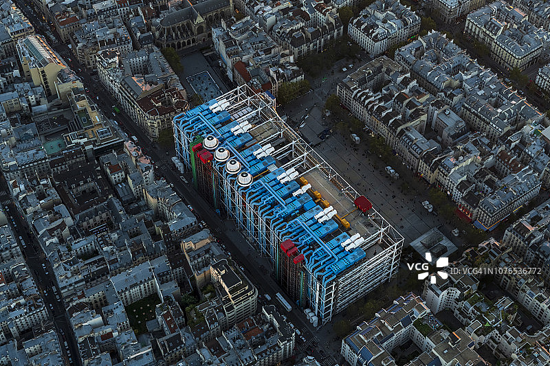 日落时分，巴黎蓬皮杜艺术中心鸟瞰航拍图片素材