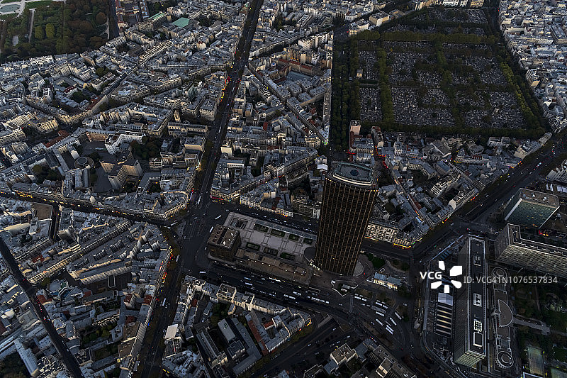 飞越法国巴黎蒙帕纳斯的航拍图片素材