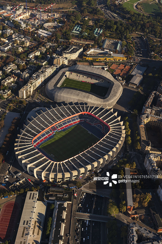 白天在法国巴黎的足球场上空航拍图片素材