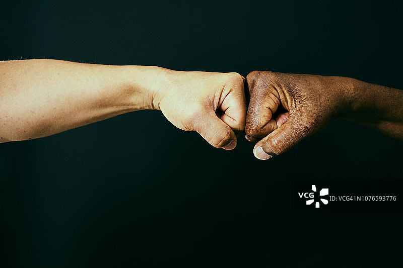 美国人和日本人碰拳图片素材