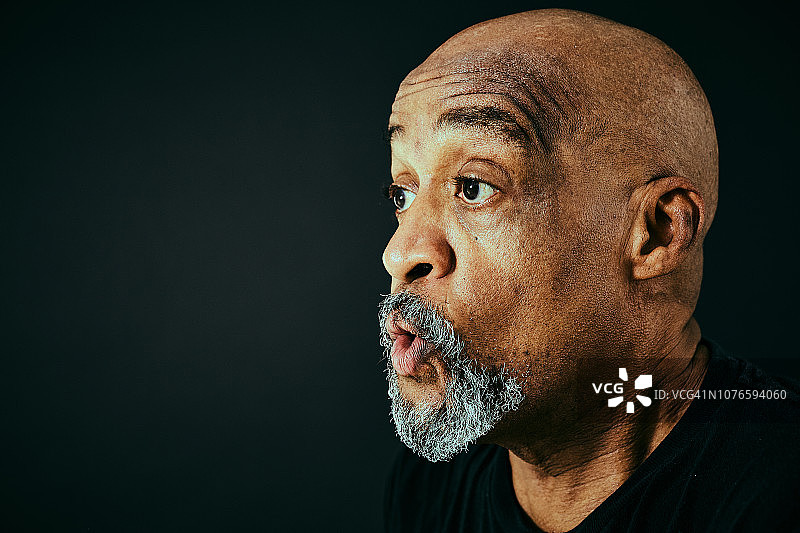 福音音乐家的肖像，惊讶的表情图片素材