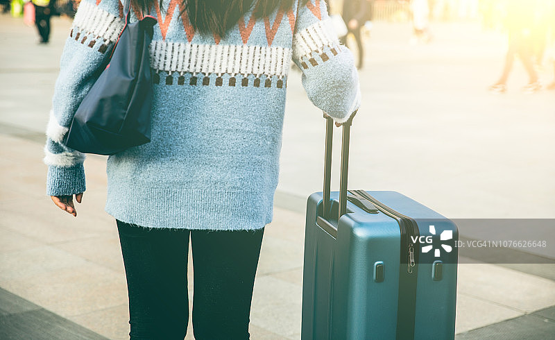 年轻女子拉着行李图片素材