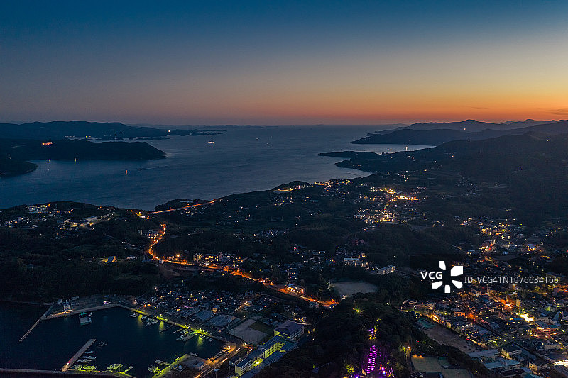 日落时分无人机拍摄的平户鸟瞰图片素材