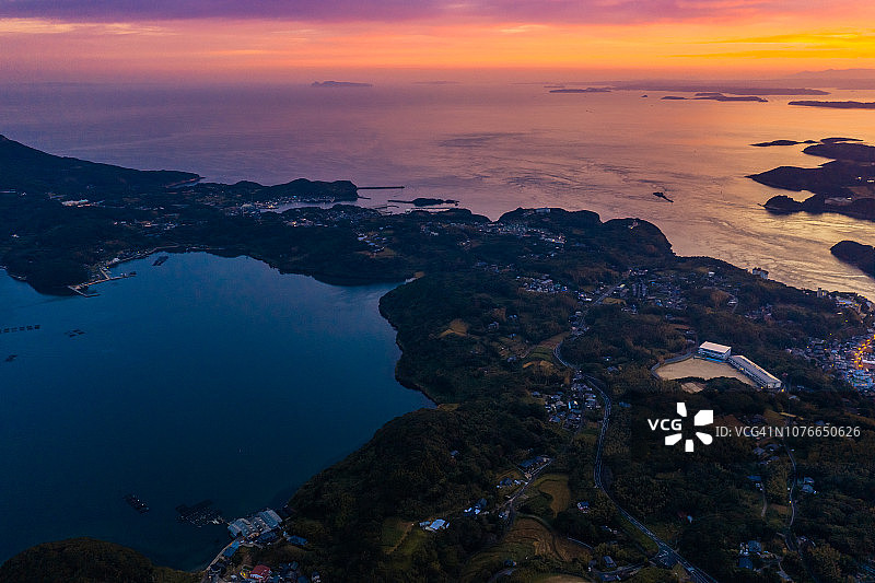 日落时分无人机拍摄的平户鸟瞰图片素材
