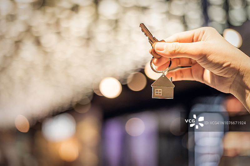 房屋模型钥匙与房产保险概念图片素材