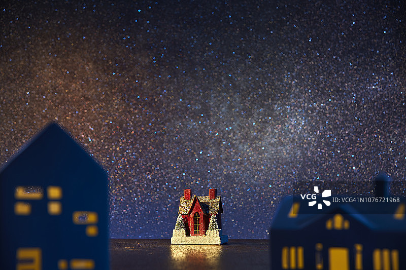 乡村小屋上方夜空的星星图片素材
