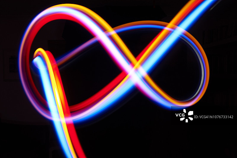 八字形彩色光波图片素材