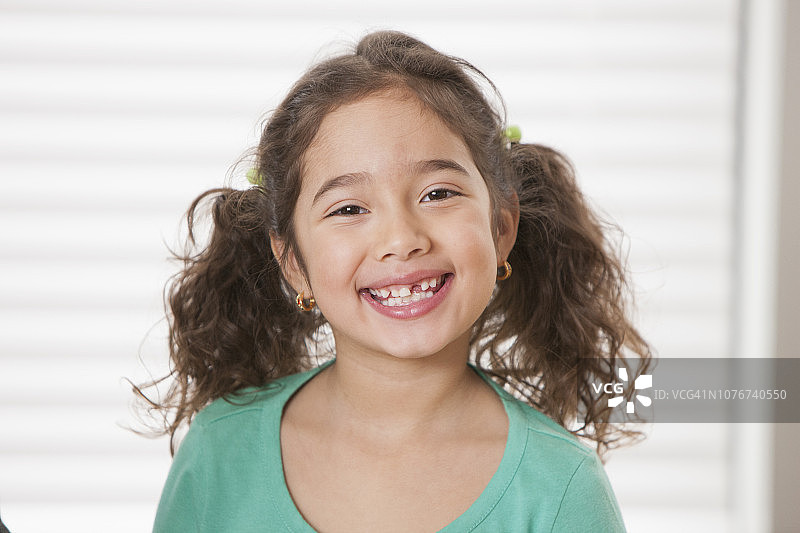 微笑的龅牙女孩肖像图片素材