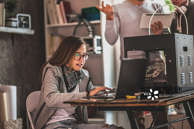 教练指导学生学习电子课程图片素材