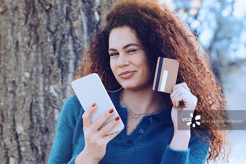 正在网上购物的女人图片素材