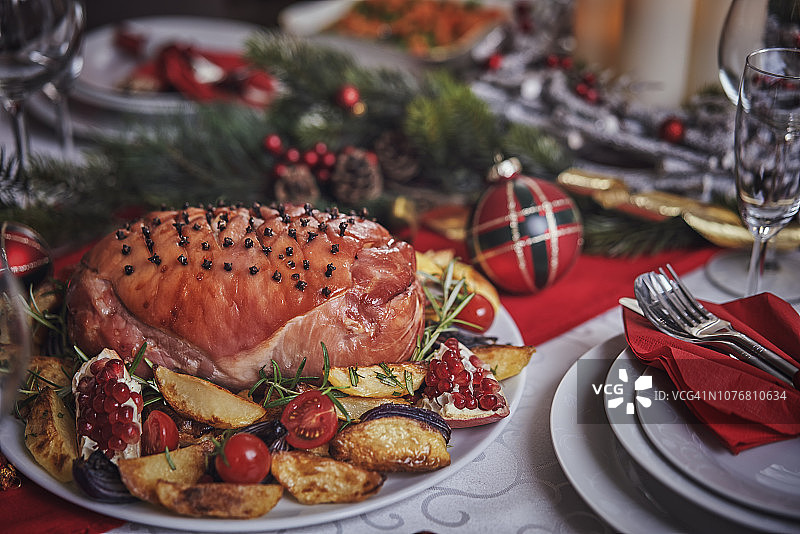 圣诞晚餐：蜜汁火腿与蔬菜图片素材
