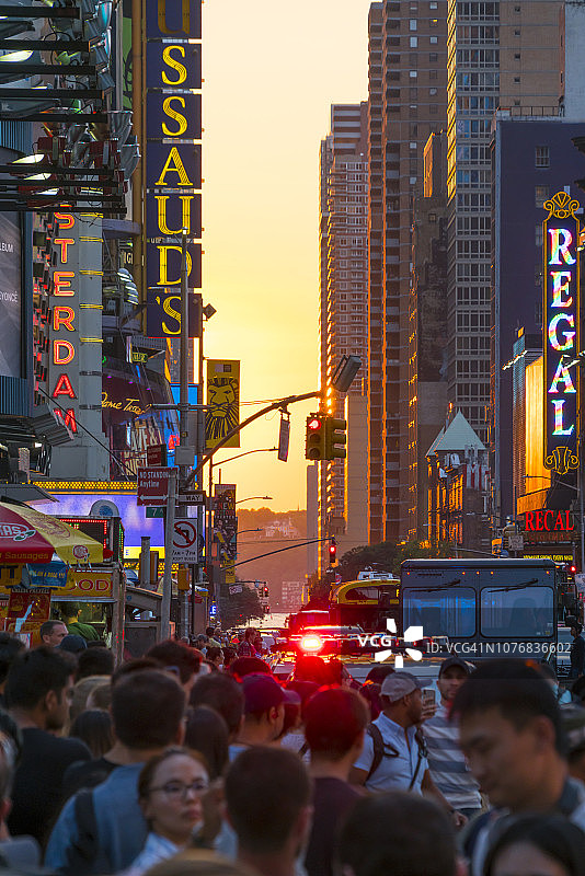 2018年7月13日，人们聚集在纽约曼哈顿中城时代广场附近的第42街观看曼哈顿悬日图片素材