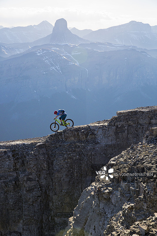 耐力山地自行车骑手图片素材