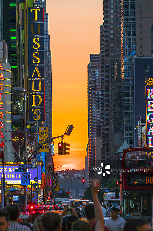 2018年7月13日，人们聚集在纽约曼哈顿中城时代广场附近的第42街观看曼哈顿悬日图片素材