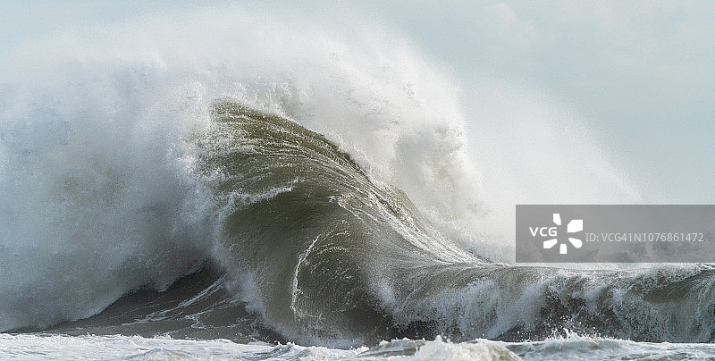 暴风雨中强大的波浪图片素材