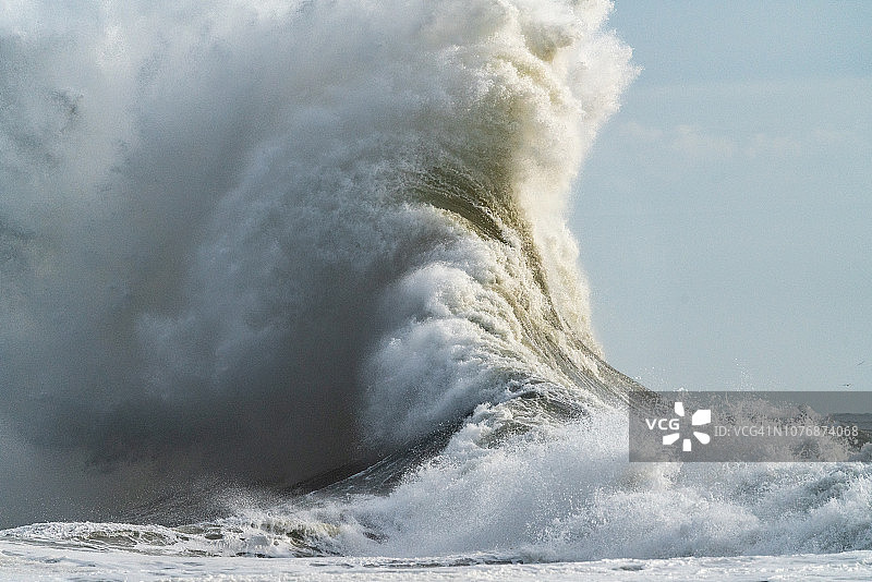 暴风雨中强大的波浪图片素材