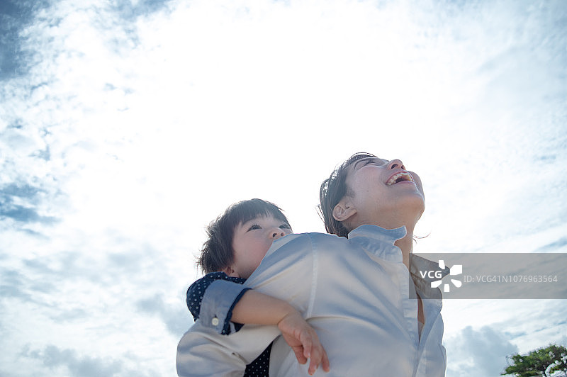 母子在海滩上玩耍图片素材